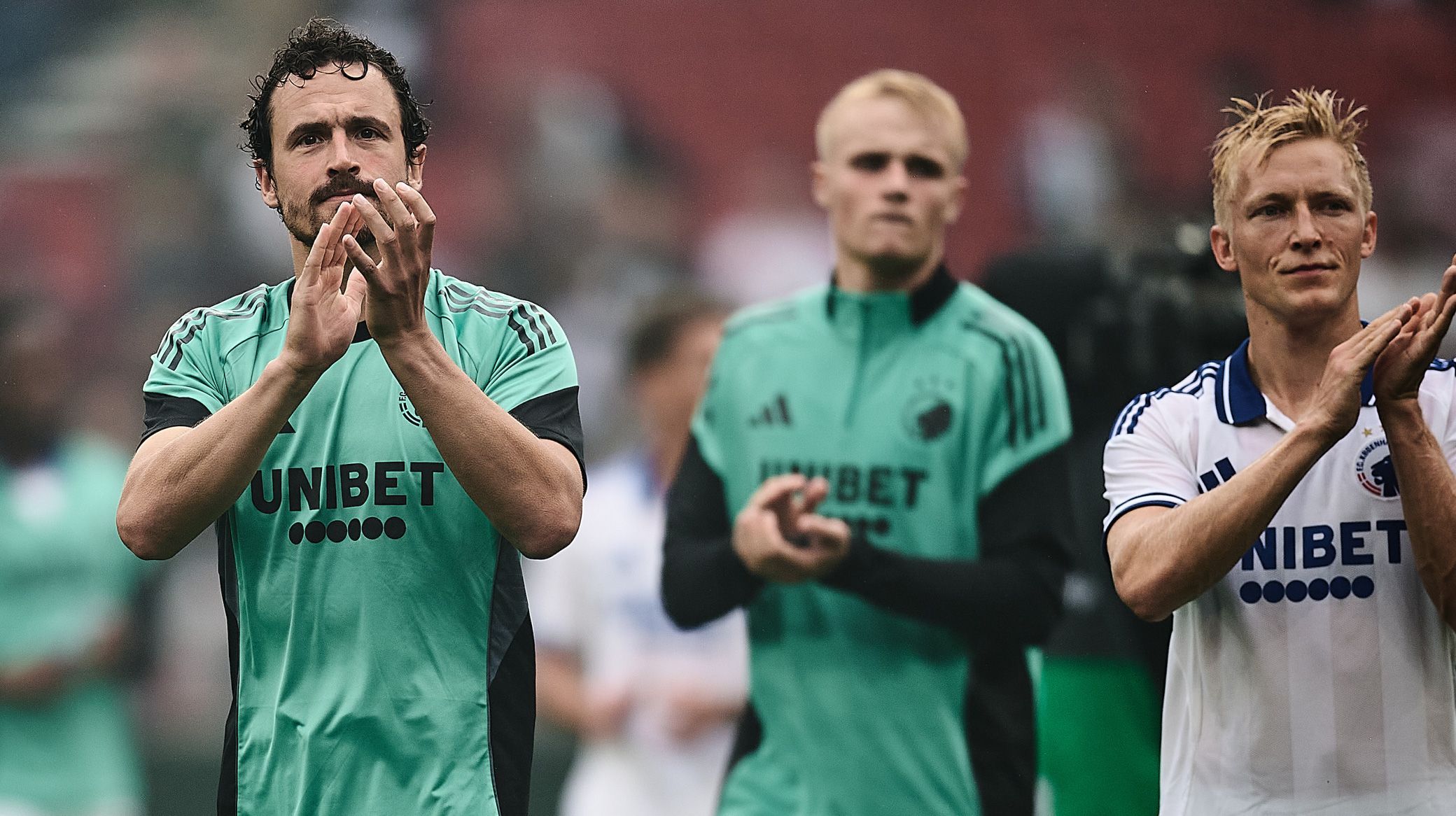 Spillerne takker fansene efter kampen Spillerne takker fansene efter kampen