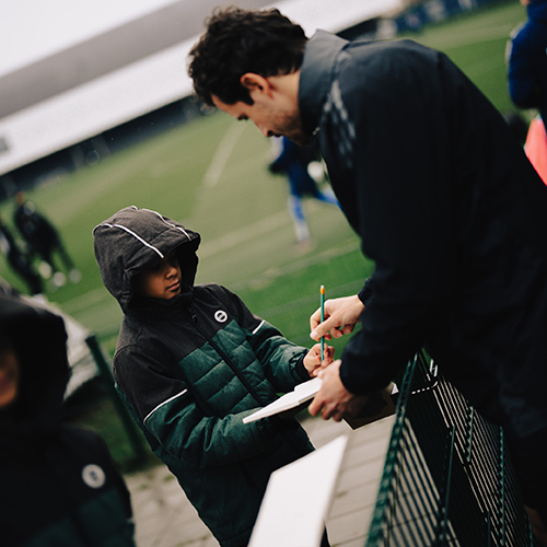 Thomas Delaney giver autograf på Nummer 10