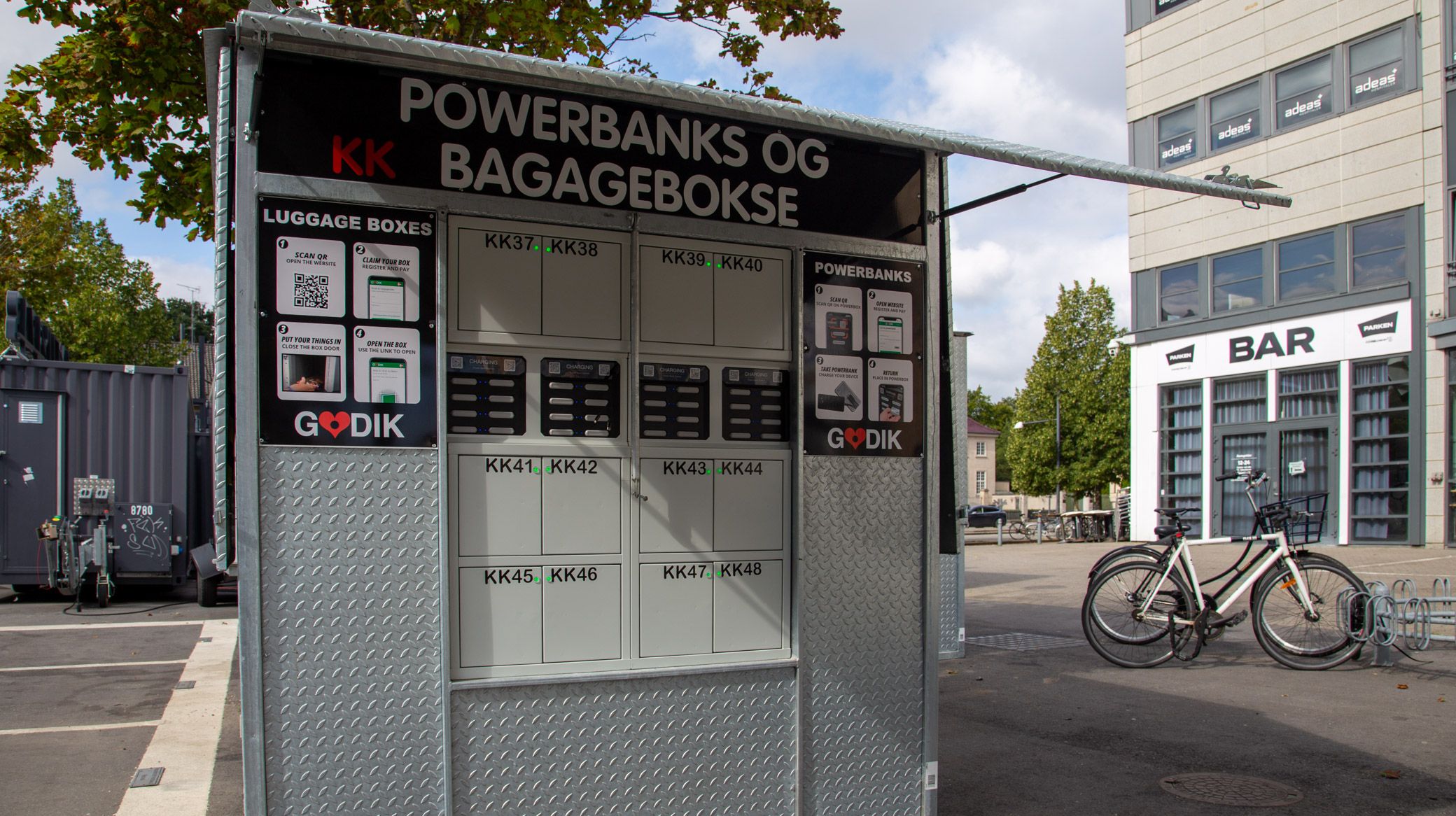 Bagagebokse og mobilopladning bag Parkens B-tribune