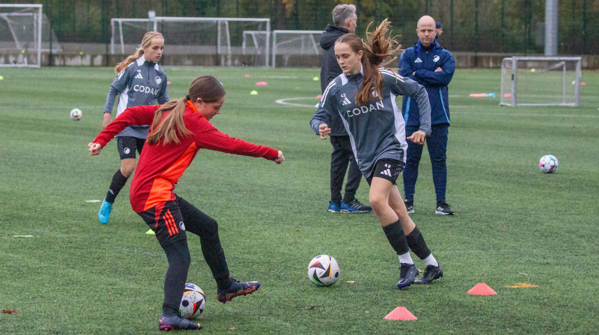 F.C. Københavns pigetalenthold træner på KB's baner