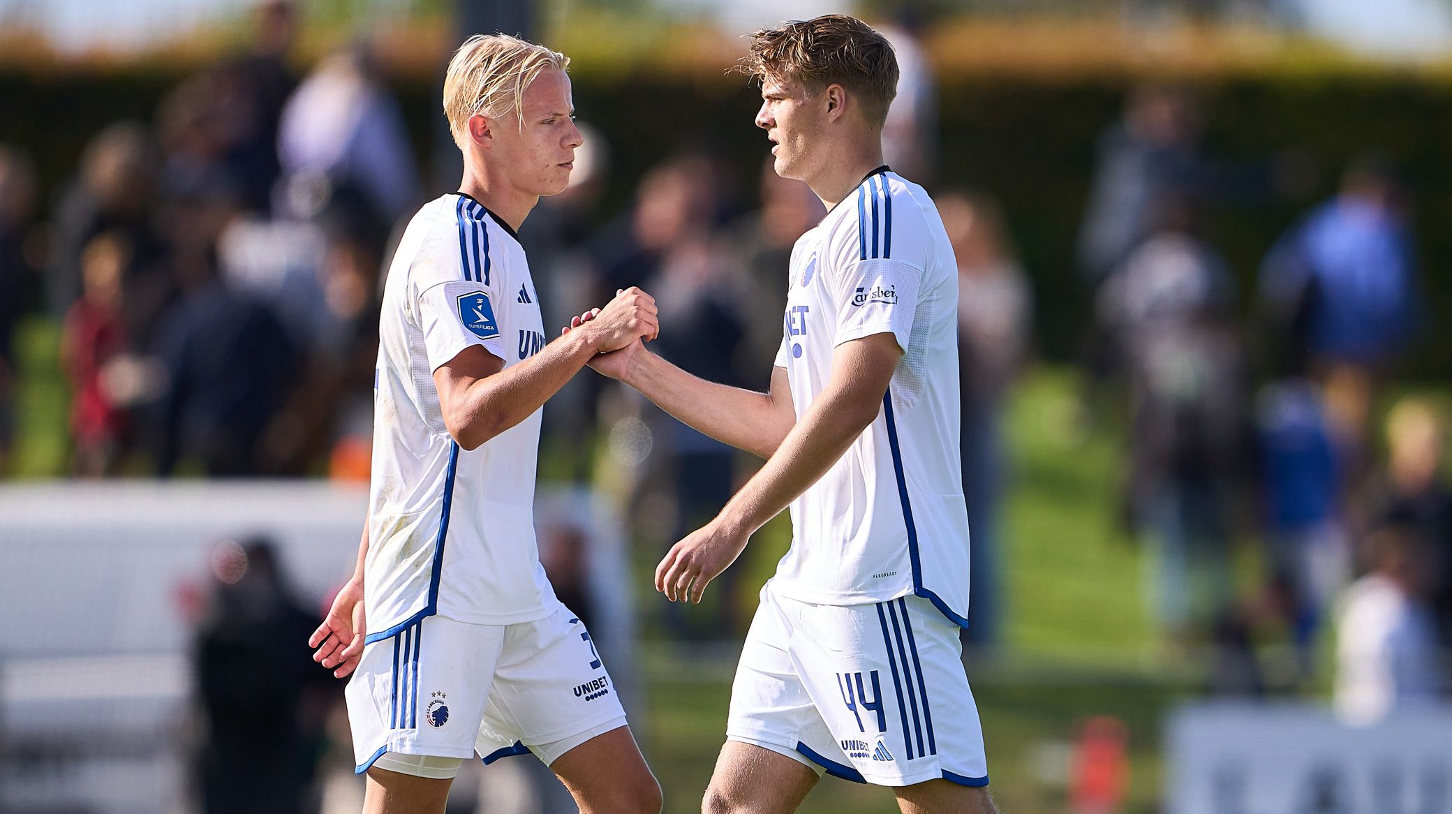 Oscar og Emil Højlund på banen i Lyngby