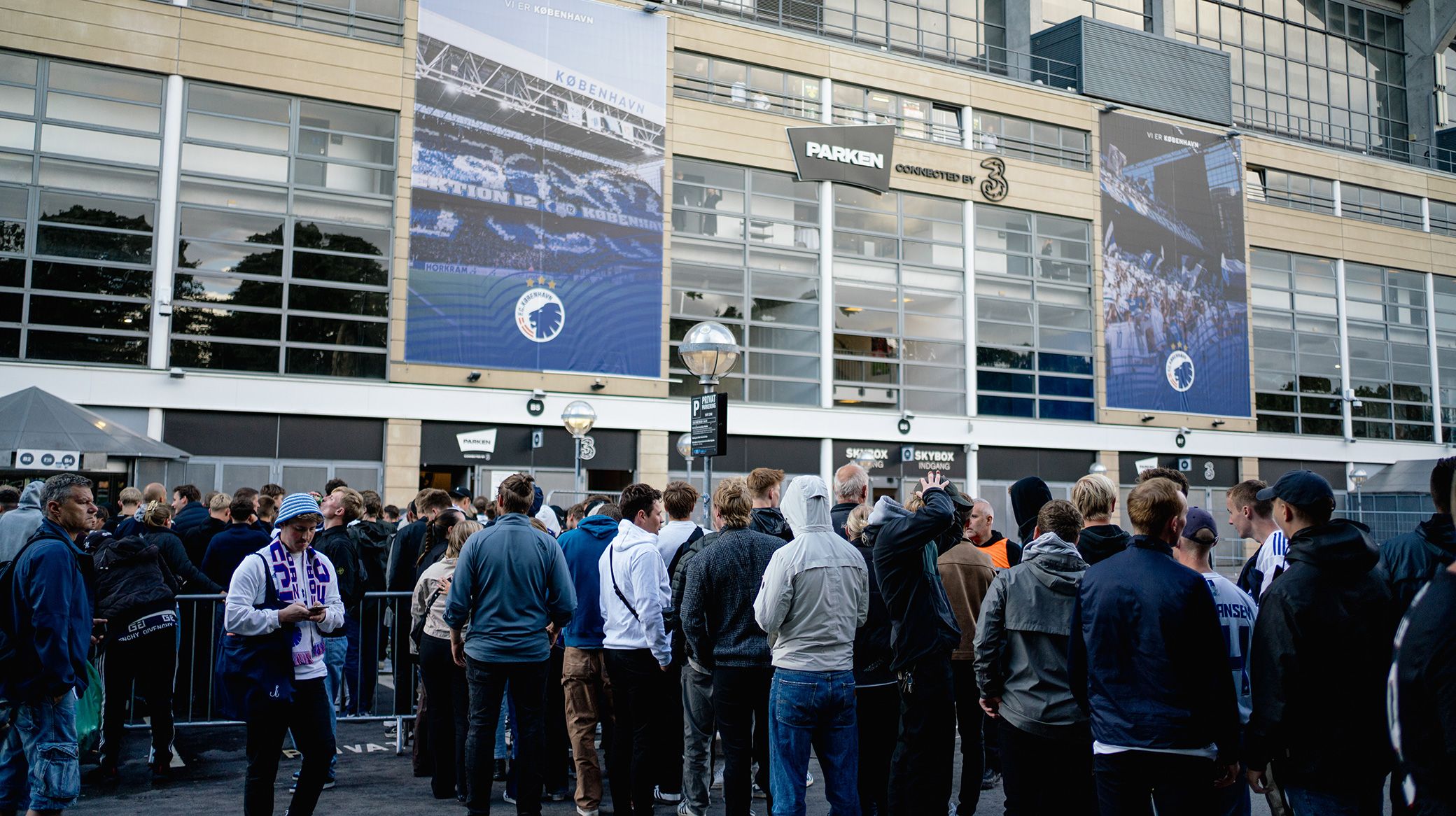 Fans udenfor Parken