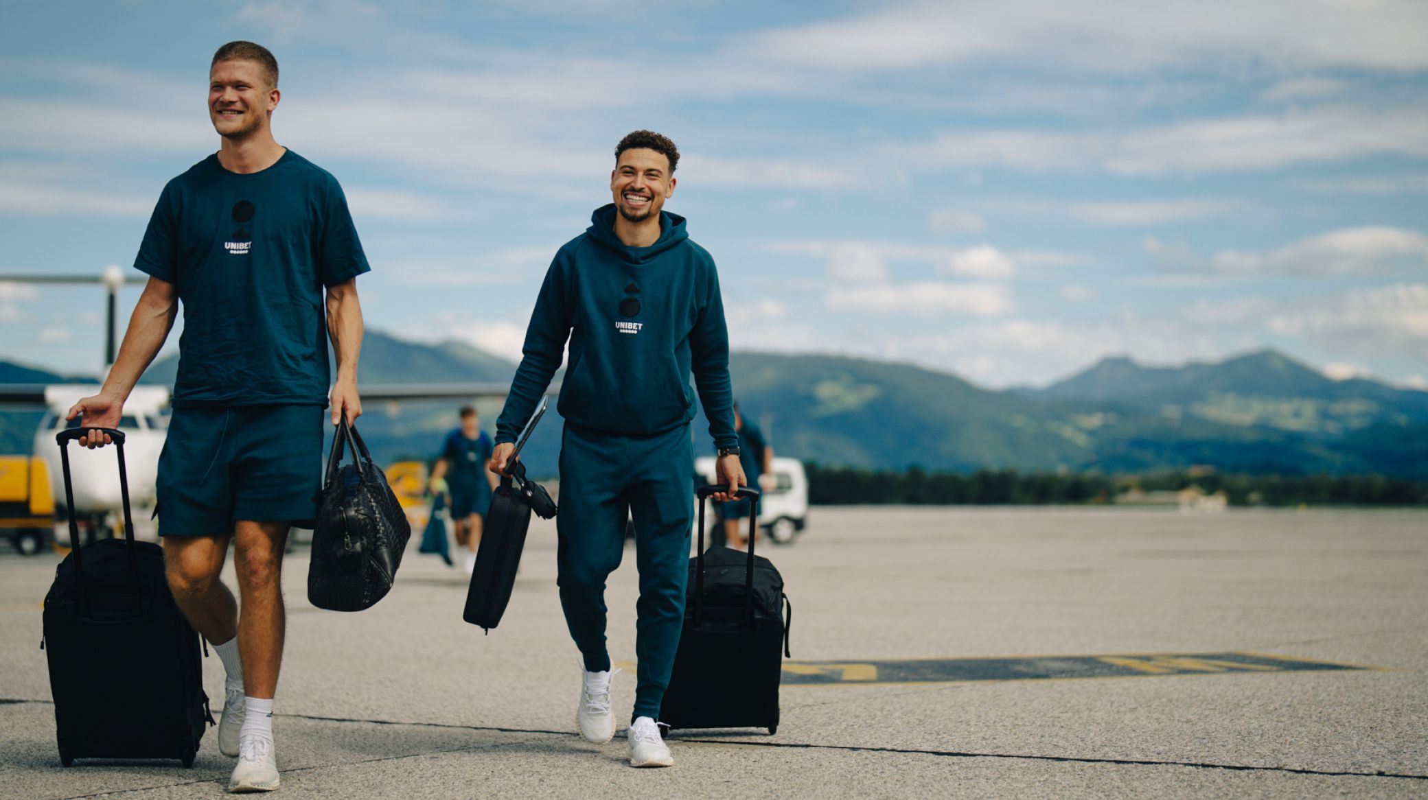 Andreas Cornelius og Jordan Larsson efter landingen i Salzburg