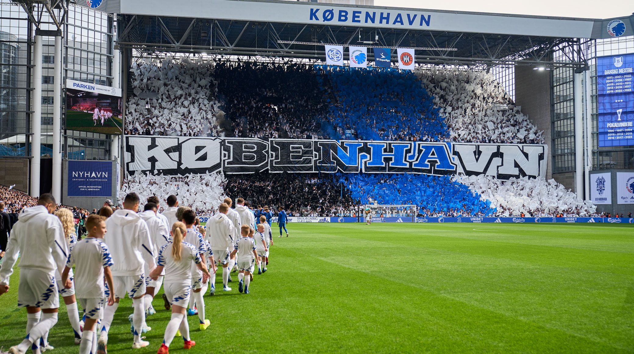 Spillerne går på banen