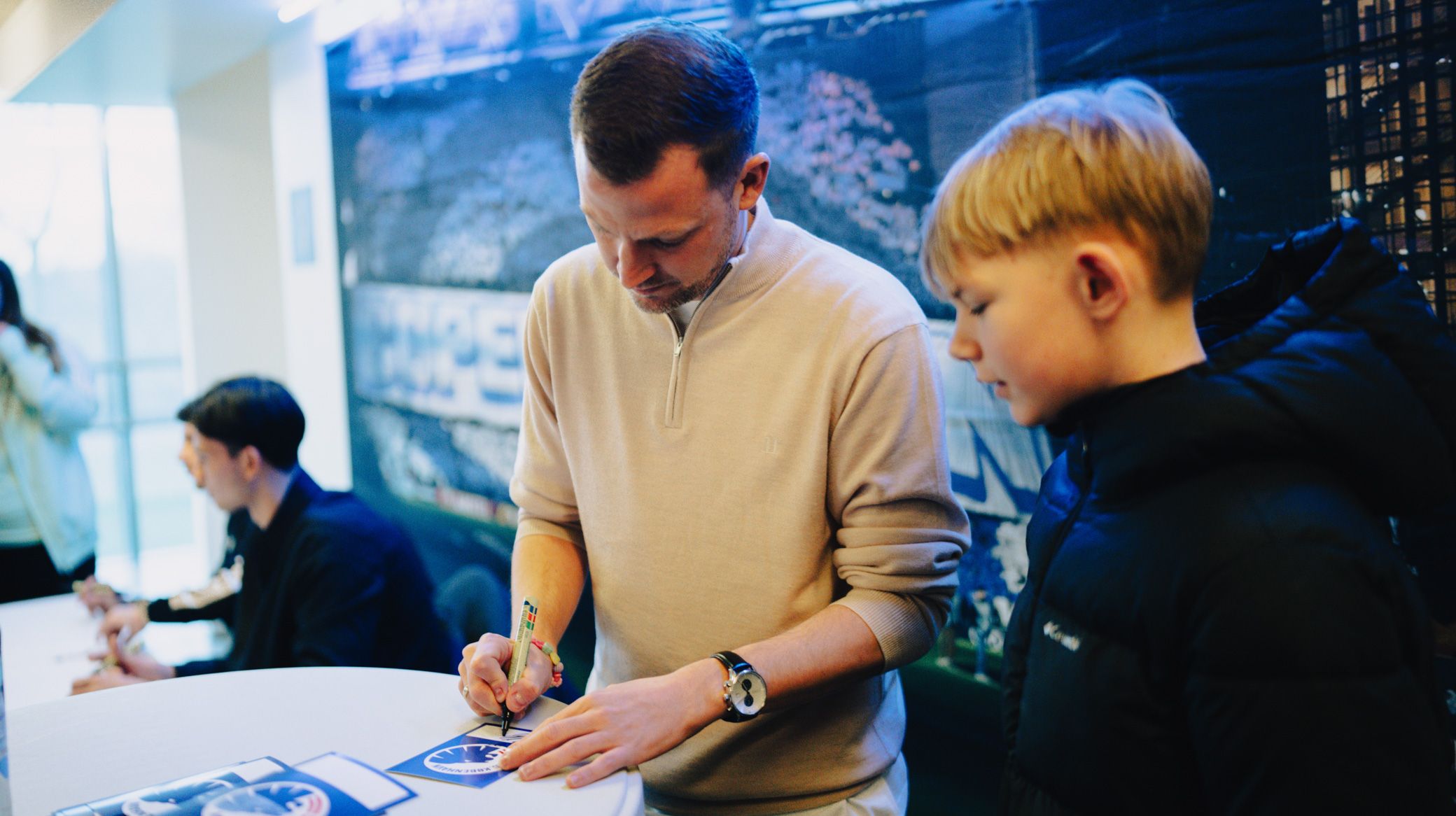 Jacob Neestrup giver autografer på Familietribunen før kampen