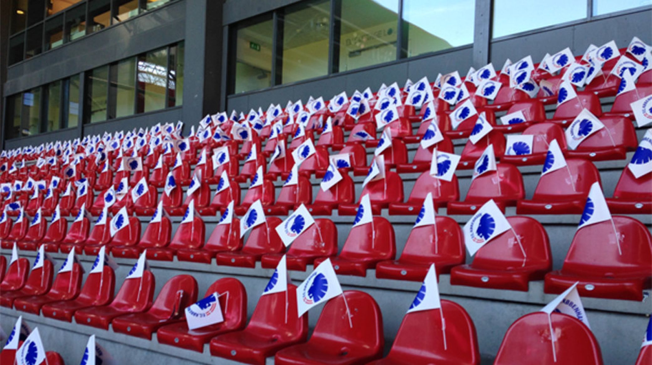 Flag-tifo på Familietribunen