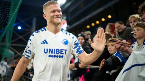 Andreas Cornelius hilser på fansene på Familietribunen