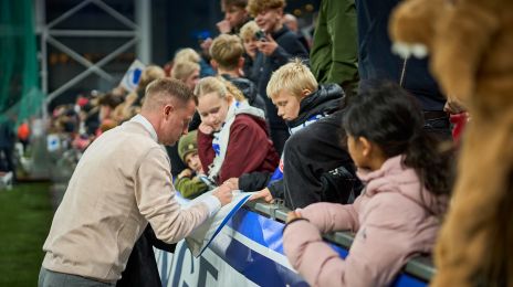 Jacob Neestrup giver autografer på Familietribunen