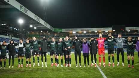 Spillerne jubler med fansene efter kampen