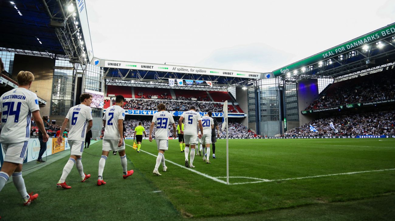 Spillerne går på banen