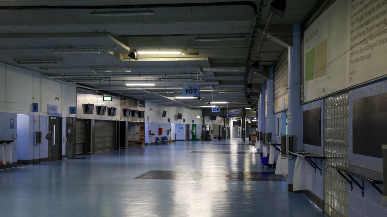 Tilskuerområde under tribunerne på City of Manchester Stadium