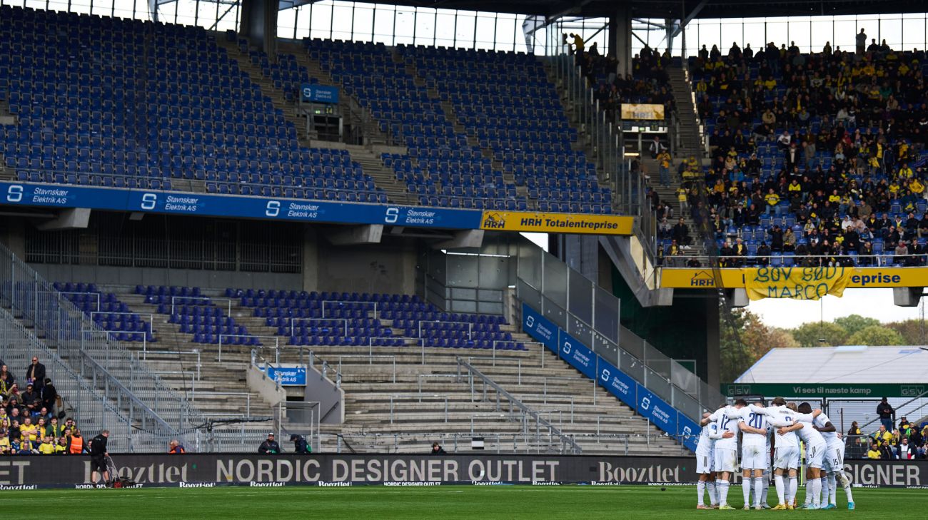 Holdet samles foran det tomme udeafsnit i Brøndby