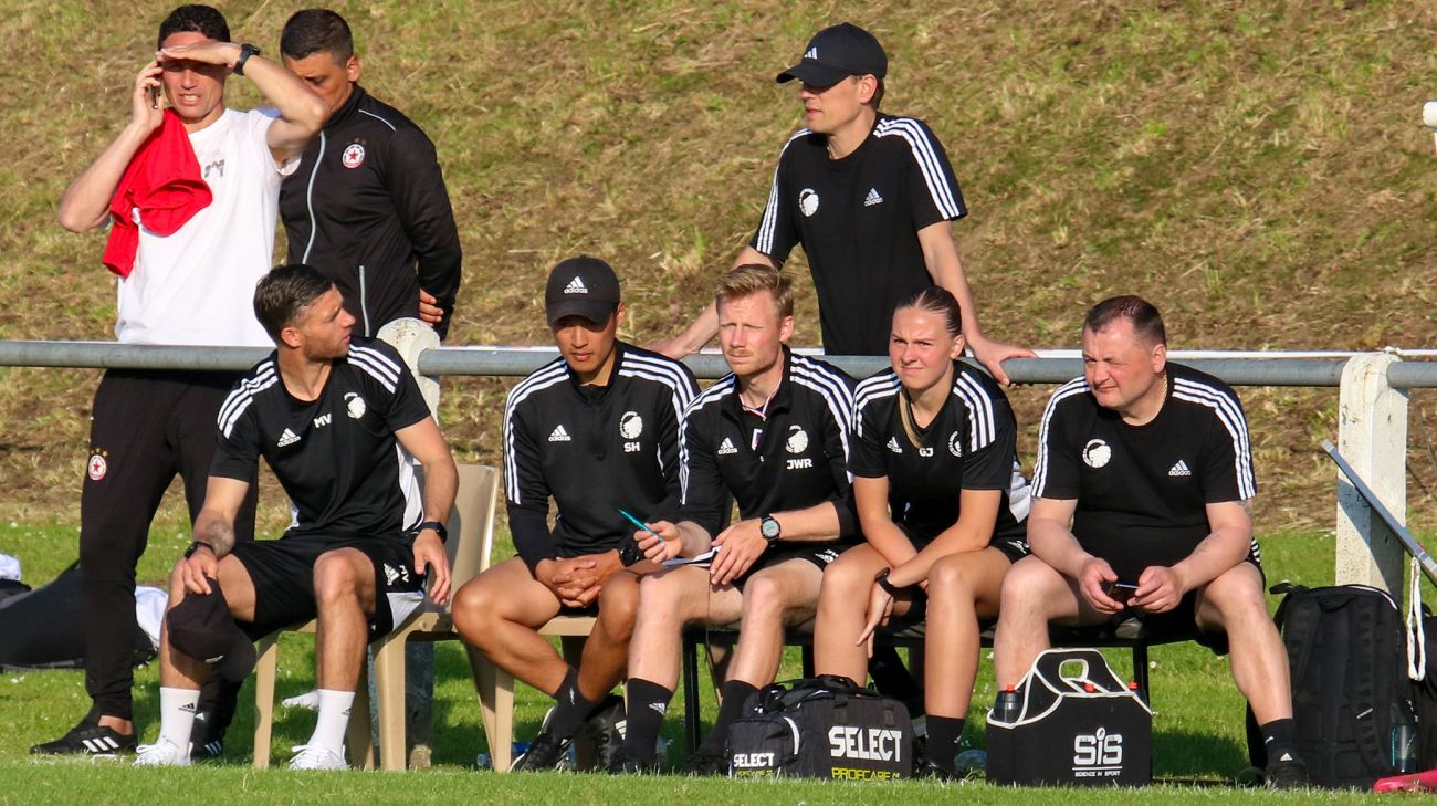 U17-trænerbænken under forårets turnering i Frankrig