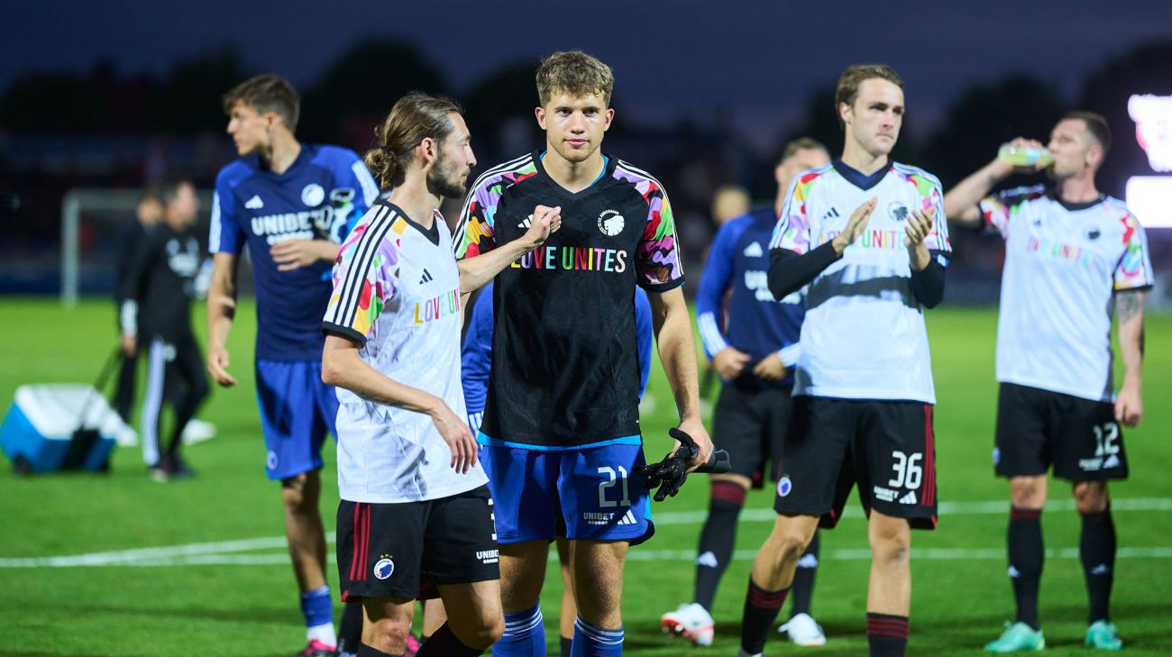 Spillerne takker fansene efter kampen