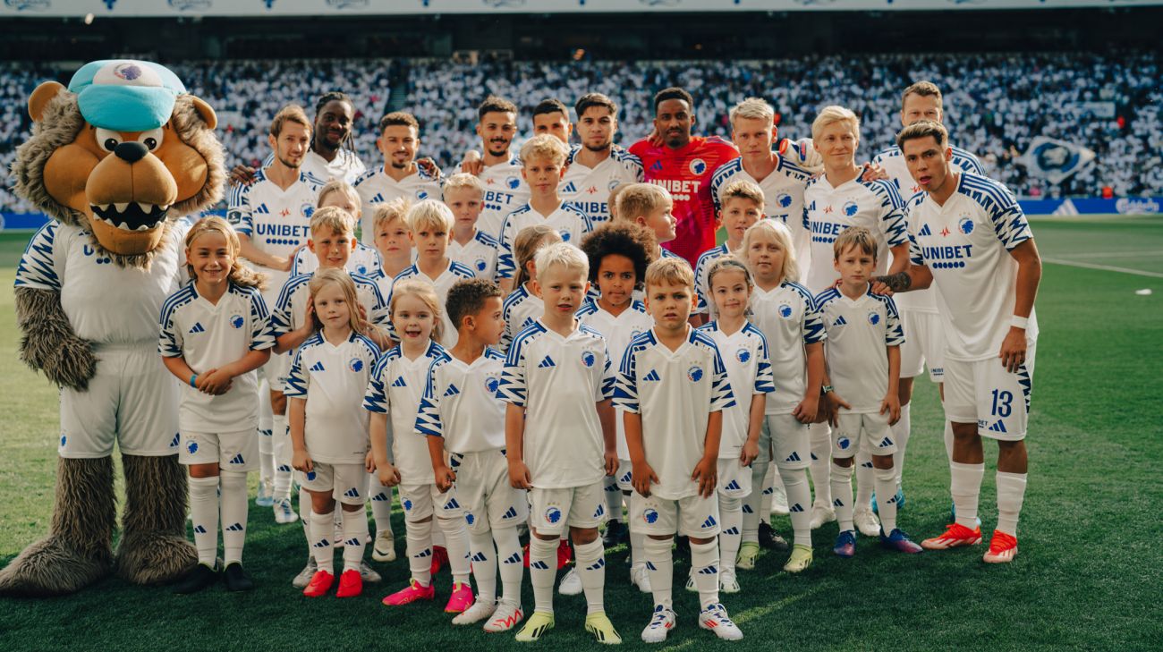 Holdfoto med indmarchbørn fra Klub Leo