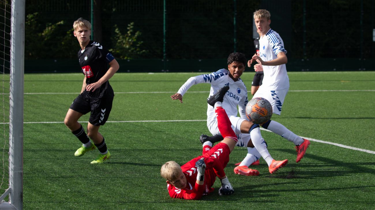 Gabriel Santos kæmper om bolden, mens Viktor Dadason ser til